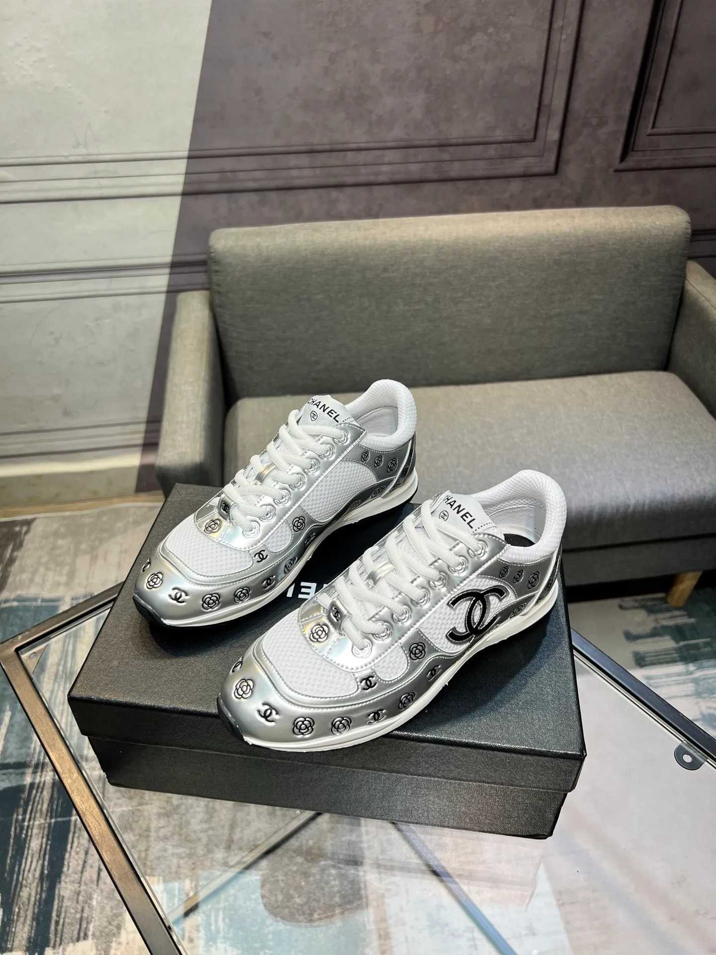 Men's men's shoes 💰640 Exclusive real shot (top version) CHANEL Chanel 2025ss color matching thick-soled casual sports shoes and sneakers. The counter is synchronized. The counter is very popular. A shoe that is very difficult to buy. The most popular thick-soled panda shoes on the Internet. It can be imagined that Xiaoxiang control can't miss it. It has both good looks and comfort. Simple and versatile white shoes. The thick sole increases the height and is super versatile. Close your eyes and wear it. Whoever wears it will look better. Upper: calfskin Lining: imported sheepskin lining Outsole: TPU original outsole Size: 35-44 (customized for women 41 and 40, and 45 for men)
